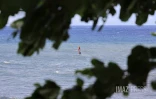 La Possession : un véliplanchiste profite du calme avant la tempête