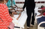 Des enfants hospitalisés à la suite d'une fuite de gaz à l'usine chimpique LG Polymers, le 7 mai 2020 à Visakhapatnam, en Inde