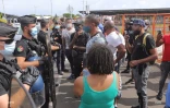 Manifestation pour la fermeture de l'aéroport, les forces de l'ordre sur place