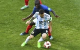 N'Golo Kanté ferme l'espace à la star de l'Argentine Lionel Messi en 8e de finale du Mondial à Kazan, le 30 juin 2018