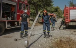 Des pompiers volontaires participent à un exercice de simulation d'incendie, à Rodopoli, dans la banlieue d'Athènes, le 18 mai 2025 en Grèce