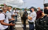 Manifestation pour la fermeture de l'aéroport, les forces de l'ordre sur place