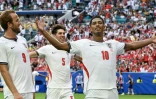 Jude Bellingham (d), auteur d'un doublé pour l'Angleterre face à la Norvège, entouré de ses coéquipiers Harry Kane (g) et John Stones, en quart de finale du Mondial, le 11 juillet 2026 à Miami © ROBERTO SCHMIDT / AFP