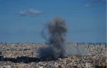 Image tirée d'une vidéo d'AFPTV du 9 mars 2026 montrant des panaches de fumée au-dessus de la banlieue sud de Beyrouth, tôt le matin, après une forte explosion