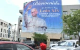 Un portrait géant du pape Léon XIV à Malabo, avant sa visite en Guinée équatoriale, le 15 avril 2026
