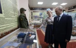 Le porésident russe Vladimir Poutine visite une école à Itouroup, dans les îles Kouriles, disputées avec le Japon, le 13 août 2026