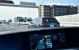 Une Lexus GS450h autonome fait une démonstration sur autoroute à Tokyo le 6 octobre 2015