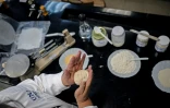 La scientifique Raquel Gomez Pliego prépare la pâte à tortilla dans son laboratoire de micro-biologie industrielle à l'Université nationale autonome du Mexique (UNAM) à Mexico le 10 avril 2025