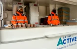 Des membres de l'association Vie Active, mandatée par l'Etat, se préparent pour la distribution de repas aux migrants de Calais, le 6 mars 2018