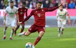 L'attaquant polonais Robert Lewandowski marque sur penalty le but de la victoire du Bayern Munich, 1-0 face à Augsbourg, lors de la 29e journée de Bundesliga, le 9 avril 2022 à l'Allianz Arena