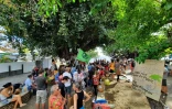 Rassemblement citoyen devant les arbres du bassin pirogue