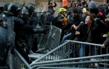 La police régionale des Mossos d'Esquadra a chargé à trois reprises des militants radicaux ayant jeté notamment des barrières ou des pierres sur les forces de l'ordre