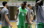 L'Américain DeMario Mayfield (c) avec ses coéquipiers lors d'un échauffement avant une rencontre de championnat d'Irak de basket-ball, le 7 décembre à Bagdad