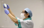 un pharmacien fabrique du gel hydroalcoolique