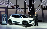 Le PDG de Renault-Nissan-Mitsubishi Carlos Ghosn présente la Renault Z-KE destinée au marché chinois, le 1er octobre 2018 à Paris.