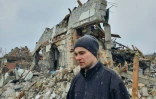 Oleg Roubak le 2 mars 2022 devant sa maison en ruines à Jytomyr, en Ukraine, après un bombardement dans lequel il a perdu son épouse
