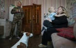 Iouri, sa femme Albina et leur fils dans leur appartement lors d'une interview avec l'AFP à Istra, dans la région de Moscou, le 7 février 2025