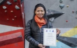La jeune Sherpa Dawa Yangzum montre son diplôme de guide de haute montagne, lors d'une interview avec l'AFP à Katmandou, le 4 janvier 2018 au Népal