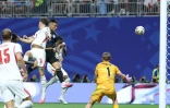 L'attaquant argentin Lautaro Martinez (au centre) marque de la tête le but de la victoire contre l'Angleterre en demi-finale de la Coupe du monde, le 15 juillet 2026 à Atlanta