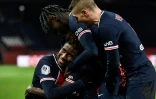 Moise Kean entouré de Marco Verratti et le titi Timothée Pembélé après avoir marqué le 4e but du PSG contre Strasbourg au Parc des Princes, le 23 décembre 2020