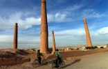 Des jeunes traversent un site archéologique dans la province de Herat, le 30 octobre 2014