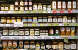 Des pots de miel de différentes marques en vente dans un supermarché Spar, le 3 avril 2025 à Vienne, en Autriche