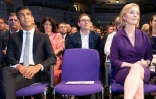 Liz Truss (d) et Rishi Sunak, les deux prétendants à la direction du parti conservateur et à la succession de Boris Johnson à la tête du gouvernement, lors de l'annonce des résultats du vote les départageant, à Londres, le 5 septembre 2022