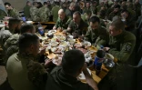 Des militaires de la 24e brigade de l'armée ukrainienne prennent le petit déjeuner de Pâques dans la région de Donetsk, le 5 mai 2024