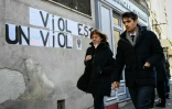 Gisèle Pelicot (gauche) marche au côté de son avocat Me Stéphane Babonneau près d'une inscription murale "Viol est un viol", le 14 novembre 2024 à Avignon