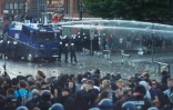 Des policiers antiémeutes utilisent des canons à eau contre les manifestants anti-G20, le 6 juillet 2017 à Hambourg