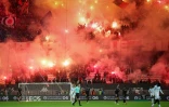 Les ultras niçois ont craqué des fumigènes et tiré un feu d'artifice qui ont provoqué l'interruption du derby de la Côte d'Azur contre l'OM, le 21 novembre 2025.