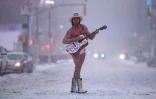 Le célèbre "cow-boy nu" de Times Square, à New York, ne s'est pas laissé arrêté par le blizzard, le 29 janvier 2022