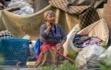 Une femme au téléphone lors de la démolition ordonnée par les autorités des bidonvilles abritant des milliers de personnes le long des berges de la capitale népalaise Katmandou, le 25 avril 2026