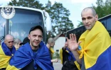 Photo prise et publiée par le Siège de coordination pour le traitement des prisonniers de guerre, le 23 mai 2025, montrant des prisonniers de guerre ukrainiens après leur échange contre des prisonniers russes
