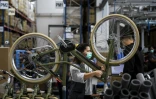 Une employée de la société InCycles Bike Group assemble des vélos dans une usine d'Agueda, au Portugal, le 15 octobre 2021