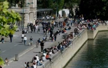 Affluence sur les quais de Seine, le 16 mai 2020 Ă Paris