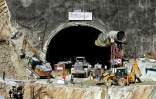 Des équipes de secours à l'entrée d'un tunnel en construction qui s'est effondré, le 18 novembre 2023 dans l'Etat d'Uttarakhand, en Inde