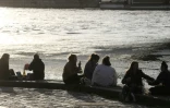 Des Parisiens prennent l'apéro sur les bords de la Seine, le 11 mai 2020 au premier jour du déconfinement en France