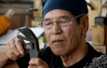Seibun Nakamine, fabricant de Sanshin, dans son atelier d'Urasone, sur l'archipel japonais d'Okinawa, le 20 juin 2016