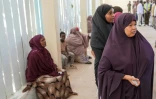 Attente dans un bureau de vote lors des élections locales à Mogadiscio, le 25 décembre 2025 en Somalie