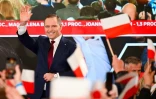 Le nationaliste Karol Nawrocki, candidat à l'élection présidentielle polonaise soutenu par le principal parti d'opposition Droit et Justice (PiS, conservateur), salue ses sympatshisants à Gdansk à l'issue du premier tour de scrutin, le 18 mai 2025