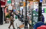 Un livreur de colis dans ue rue désertée de Brooklyn à New York le 20 mars 2020