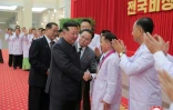 Le dirigeant nord-coréen Kim Jong Un rencontre des responsables sanitaires à Pyongyang, le 10 août 2022