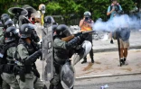 Des policiers anti-émeutes tirent des gaz lacrymogènes contre des manifestants dana la baie de Kowloon à Hong Kong le 24 août 2019