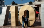 Un couple prend un selfie devant le monument à la "Renaissance" érigé pour le 10e anniversaire de l'indépendance du Kosovo à Pristina, le 17 février 2018