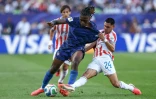 Manu Kone tente d'échapper au Paraguayen Gustavo Caballero lors de la victoire des Bleus en 16e de finale de la Coupe du monde, le 4 juillet 2026 à Philadelphie