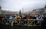 Des fidèles rassemblés place Saint-Pierre pour écouter la bénédiction Urbi et Orbi du pape François, le 25 décembre 2021 au Vatican