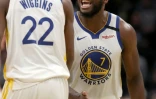 La joie d'Eric Paschall (d), des Golden State Warriors, après avoir marqué un panier à trois points contre les Denver Nuggets en NBA, le 3 mars 2020 à Denver