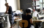 Des membres de l'association Plateau Fertile dans leur atelier de couture, le 25 juillet 2019 à Roubaix