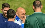 Le sélectionneur de l'équipe d'Italie, Luciano Spalletti (c), parle avec ses joueurs lors d'une séance d'entraînement au Hemberg-Stadion à Iserlohn, en Allemagne, le 19 juin 2024